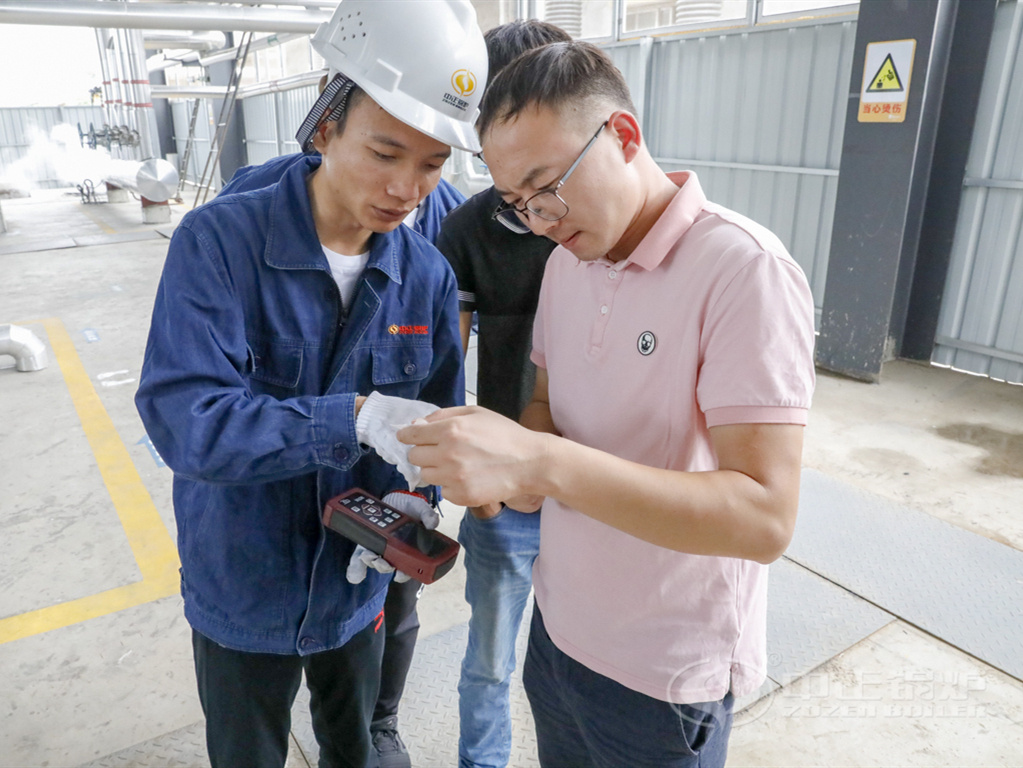 中正鍋爐服務人員與客戶進行交流