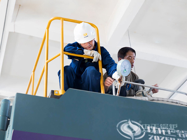 中正鍋爐技術(shù)人員正在鍋爐維護(hù)檢查工作