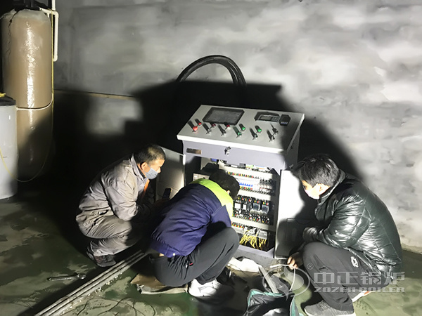 安裝人員加班加點進行控制柜的接線工作